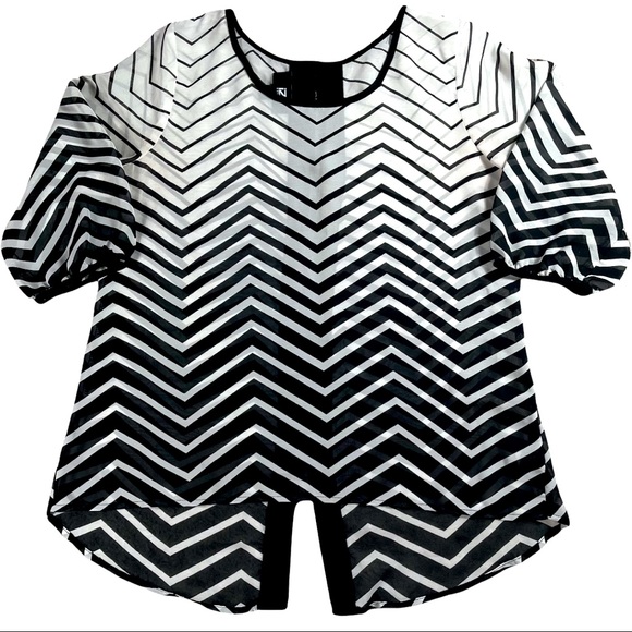 iZ Byer 📌 size small black white chevron sheer 3/4 sleeve scoop neck curved hem - Picture 1 of 16